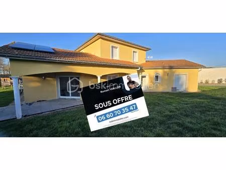 maison contemporaine de 165 39 m² à mizerieux