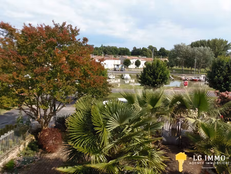 belle charentaise surplombant un joli port avec vue de l'est