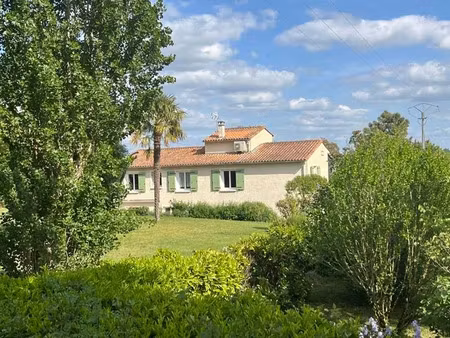 vente maison 4 pièces 141 m² à jonzac (17500)  234 300 €