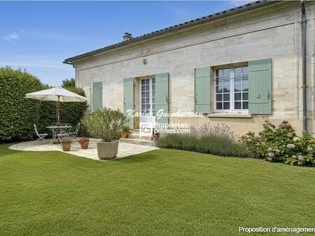 montagne : maison en pierre dans un hameau avec vue