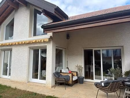 cluses  magnifique maison mitoyenne   rénovée   170 m2   650 m2 de terrain 530 000euros