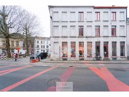hoekhandelspand bij sint-jacobskerk