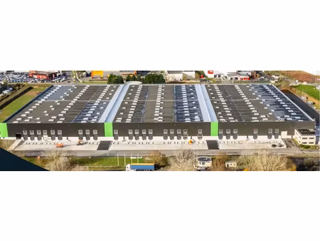 a louer plateforme logistique de plus de 31 000 m²  divisible  située à beauvais  proche s
