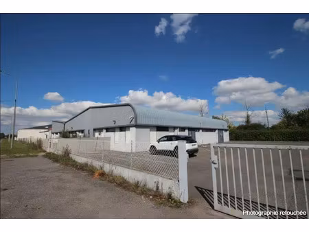 1000 m2 aménagés avec parkings