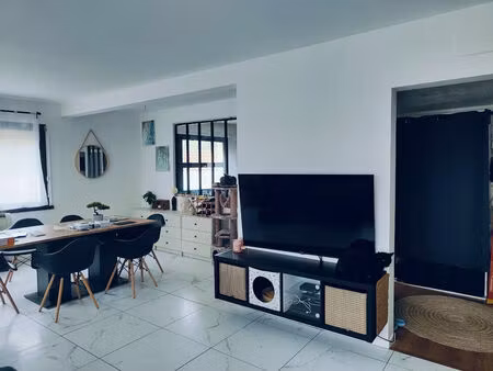 location appartement 4 pièces  103.00m²  la crau