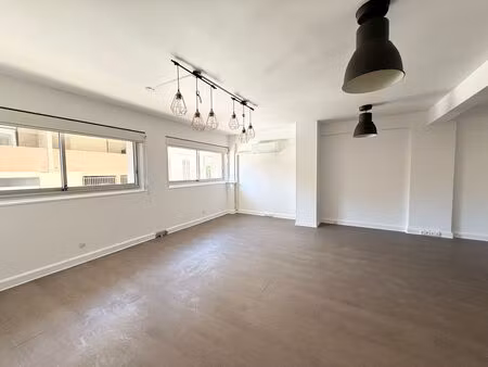 location local commercial 63m2 marseille 8eme (13008) - 850 € - surface privée