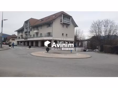 a louer  local commercial à saint-jorioz  très forte visibilit