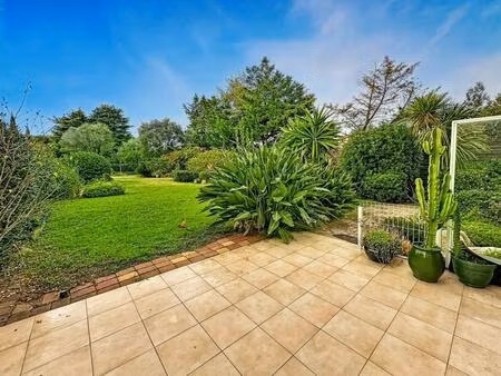 rare appartement-villa 9à m² à antibes