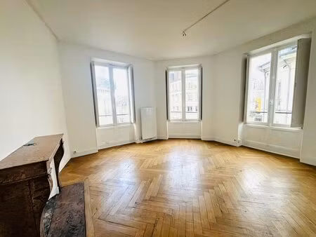 location local professionnel 95m² nantes 44000