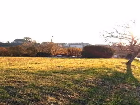 a 5′ des commerces et proche de gourdon  terrain constructible à vendre  de 2 950 m2 