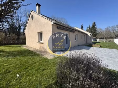 agréable maison de plain-pied avec trois chambres avec jardin et dépendances