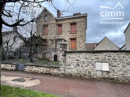 immeuble de standing avec trois logements spacieux et lumineux + une maison indépendante
