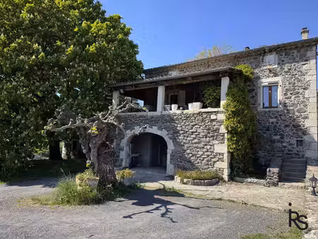 maison en pierre confortable de 130 m2 habitables sur un terrain de plus de 3000 m2.