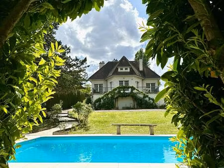 a vendre secteur recherché amilly - spacieuse maison  piscine  jardin  acces privatif au c