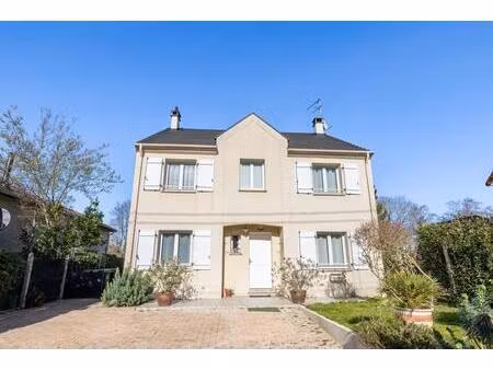 maison de 7 pièces de 134 m² à sainte-geneviève-des-bois