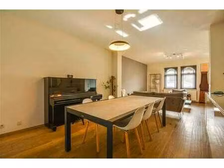 maison élégante et étonnamment spacieuse à quelques pas du c