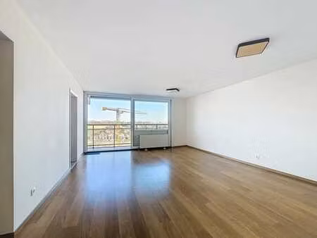 ucl : lumineux appartement dernier étage avec une terrasse