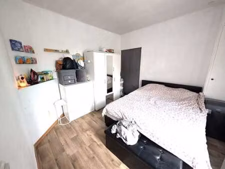 centre de jambes  prox commerces  bus  gare... app 1 ch.