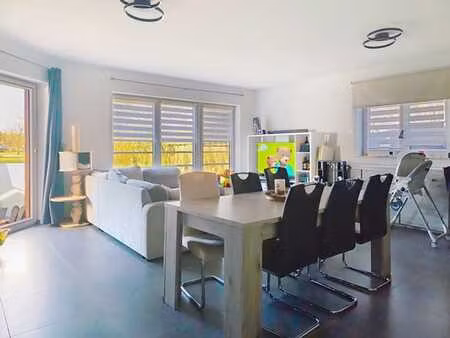 superbe appartement deux chambres avec terrasse et parking!