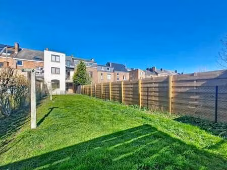 rdc avec jardin et emplacement de parking à namur