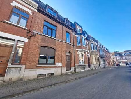 rez-de-chaussée avec jardin et emplacement de parking à namu