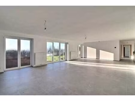 appartement neuf avec garage deux voitures et jardin