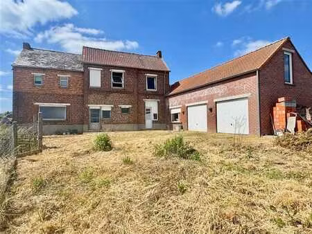 maison a rénover au calme avec jardin et 2 garages!
