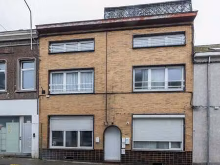 immeuble de 5 appartements  en ordre d'urbanisme et loué