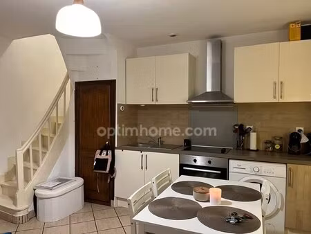 beuzeville centre ville - maison de ville/ immeuble divisé en 2 appartements de type t3 -.