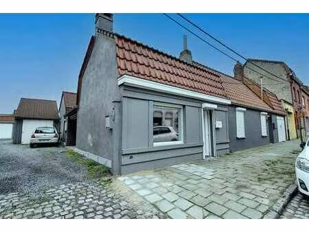 maison rénovée avec 1 chambre et emplacement de parking. lib