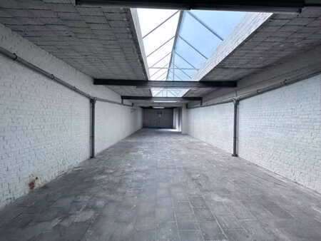 entrepôt de +/-200m²