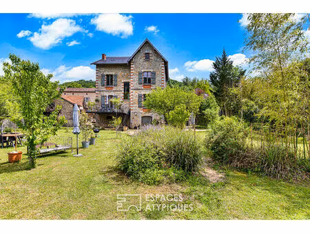 demeure de caractère avec sa piscine proche du coeur de la cité