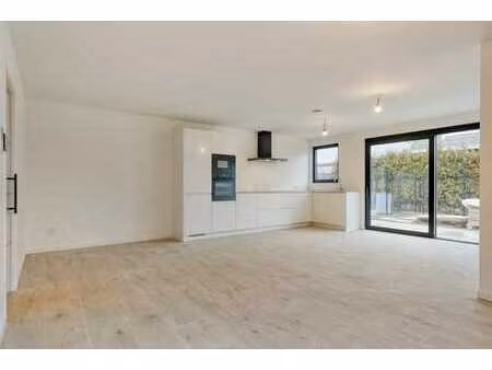 appartement de plain-pied avec 2 chambres  jardin et parking