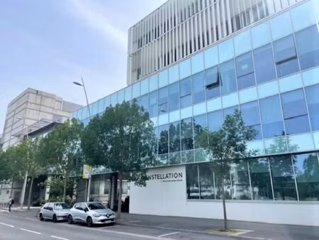 location local professionnel 12 381m²