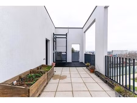 duplex moderne avec terrasse et vue canal