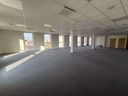 location local professionnel 178m²