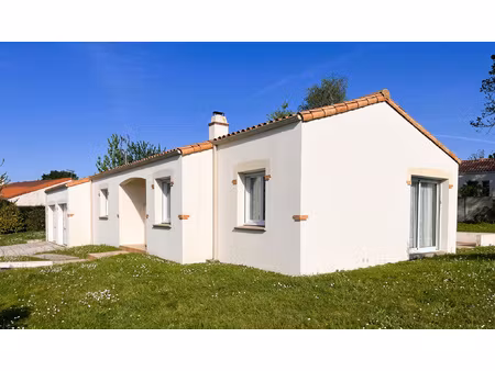 plain-pied au coeur des achards  toutes commodités à pied !