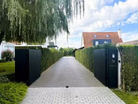 villa rénovée profitant de toute intimité à proximité du ce