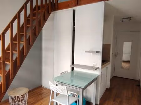 loue studio duplex 23 m2  meublé  + balcon et local à vélo