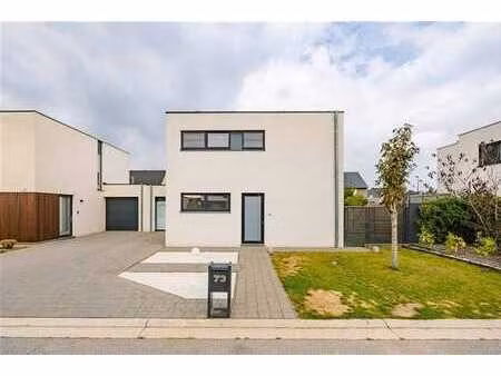 maison familiale prête à être emménagée dans un quartier rés