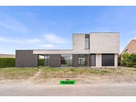 spacieuse villa neuve de 3 chambres dans un quartier calme.