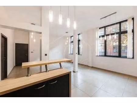 appartement au style unique idéalement situé à auvelais !