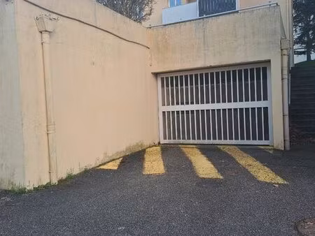 garage box fermé dans enceinte sécurisée