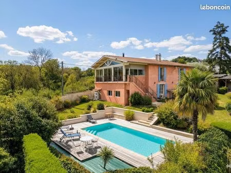 propriété 6 pièces 240 m²