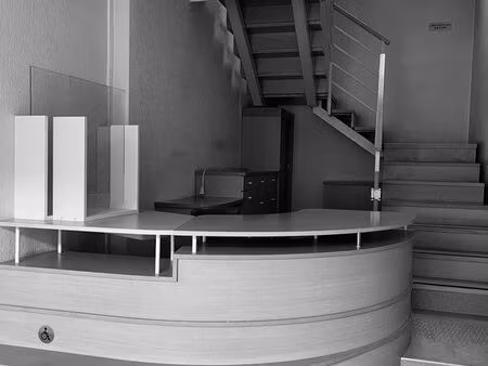 local professionnel-maison de village