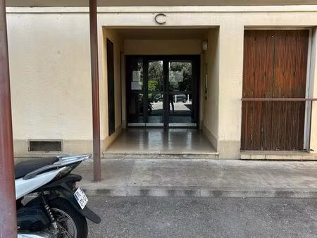 local dans residence fermee