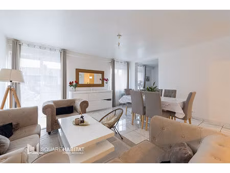 maison jumelée d'un coté 4 chambres pas de garage