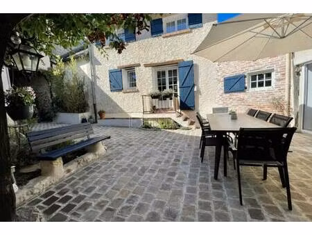 charme de l’ancien rénové + studio indépendant + grande cour pavée au calme : un bien rare