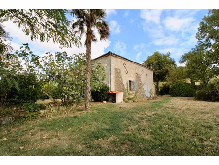 maison en pierre au calme avec un très beau volume et un terrain de 5000m2. venez découvri