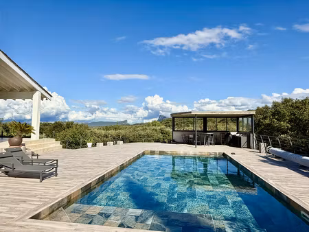 villa d'exception avec vue sur le pic saint-loup et l'hortus